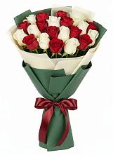 Букет Микс из красных и белых роз в Чернышевске