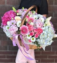 Цветочная композиция из Розы, Хризантемы, Пионы и Лизиантусы в корзине в Чернышевске