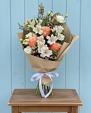 Букет цветов из:  Альстромерии, Лизиантусы, Розы и Хризантемы в Чернышевске