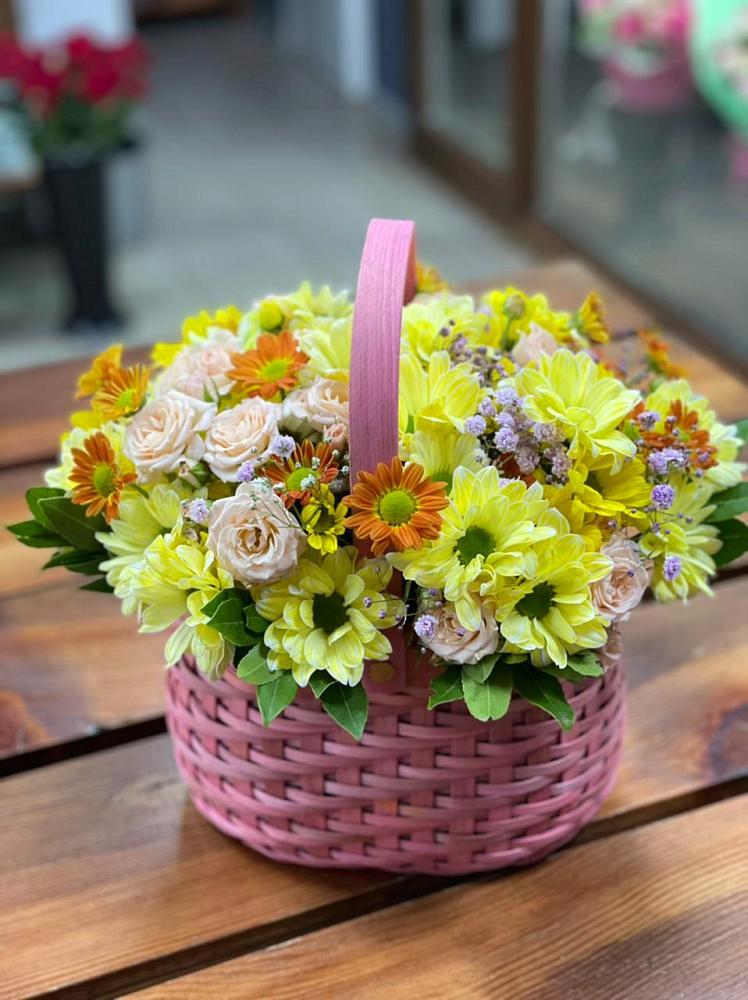 Цветочная композиция из Хризантемы и Розы в корзине в Чернышевске