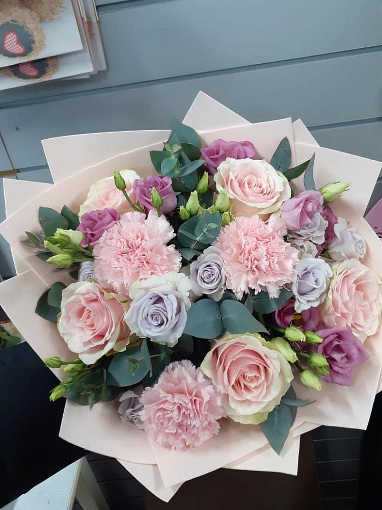 Букет цветов из: Розы, Гвоздики и Лизиантусы в Чернышевске