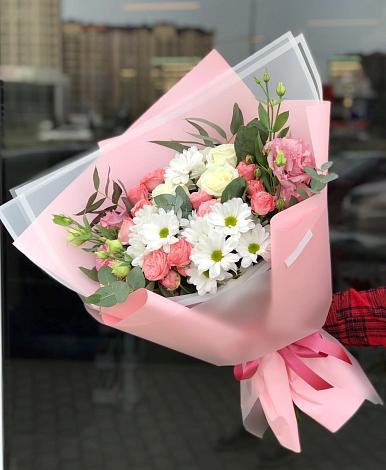 Букет цветов из: Розы, Лизиантусы и Хризантемы в Чернышевске